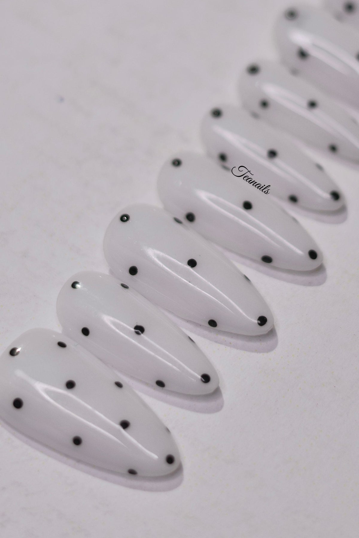 Polka press-on nail set