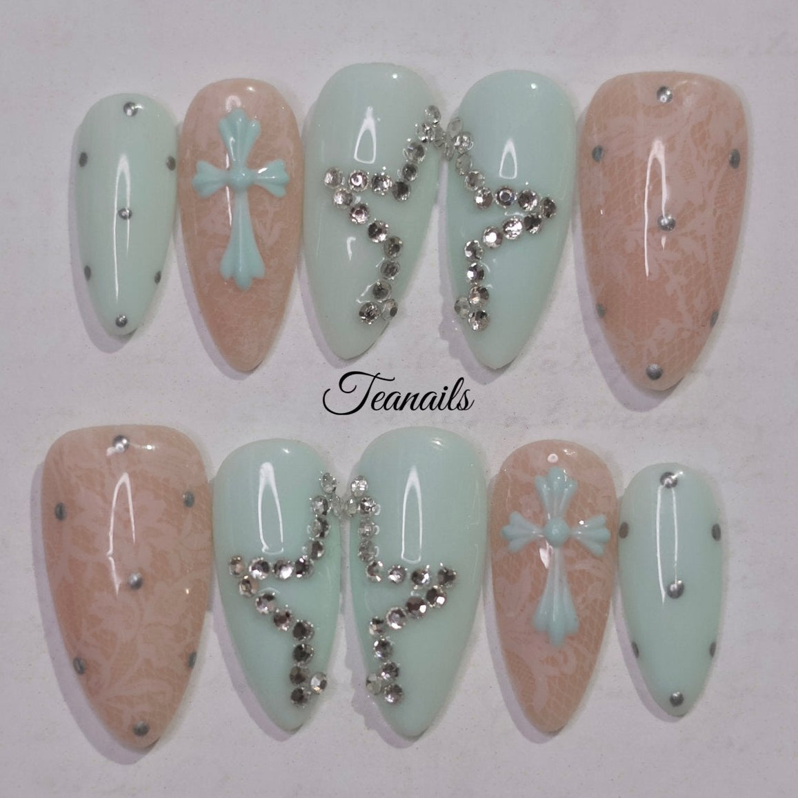 The Tiffany press-on nail set
